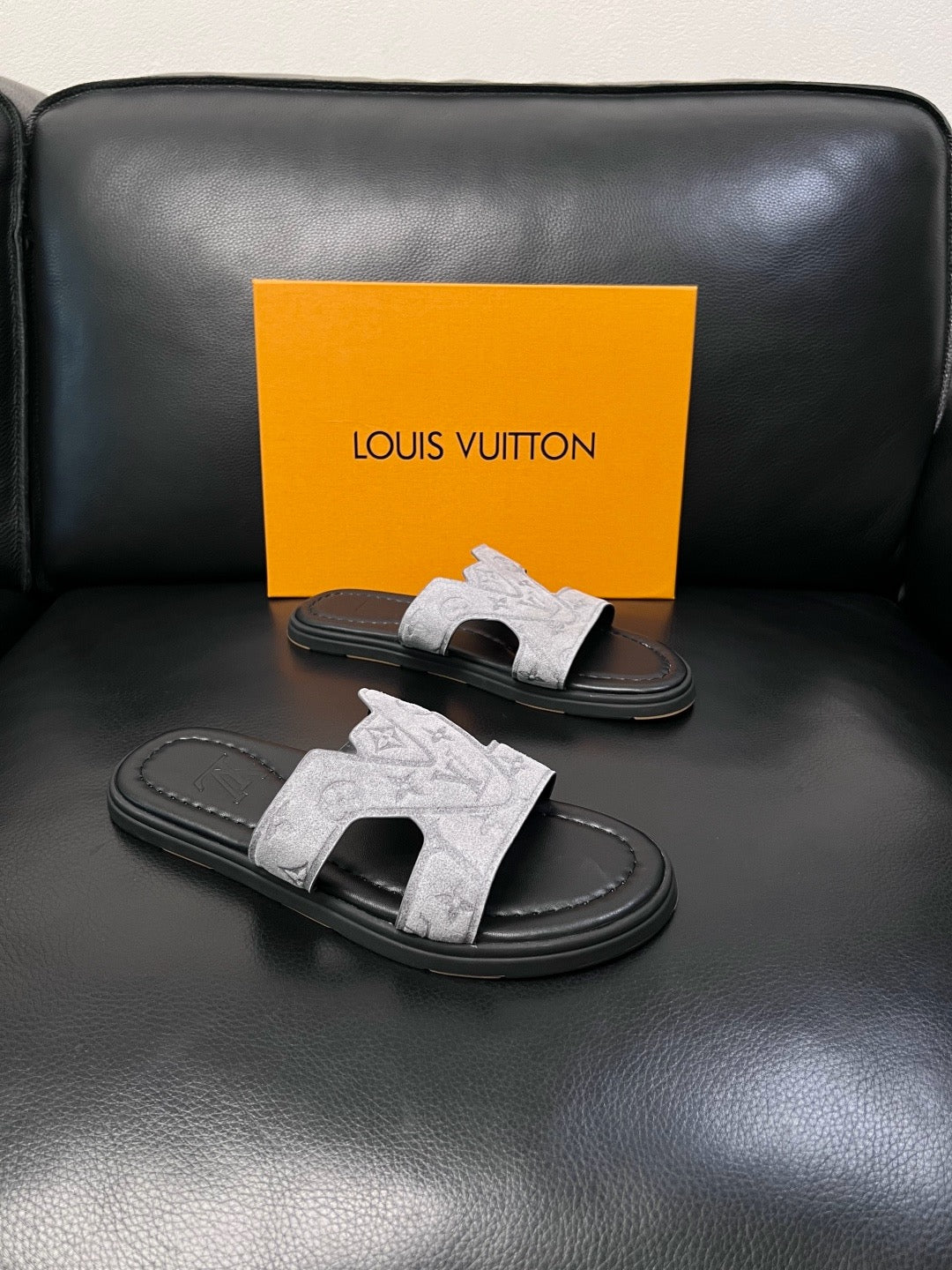 LOUIS VUITTON SLIDES MEN