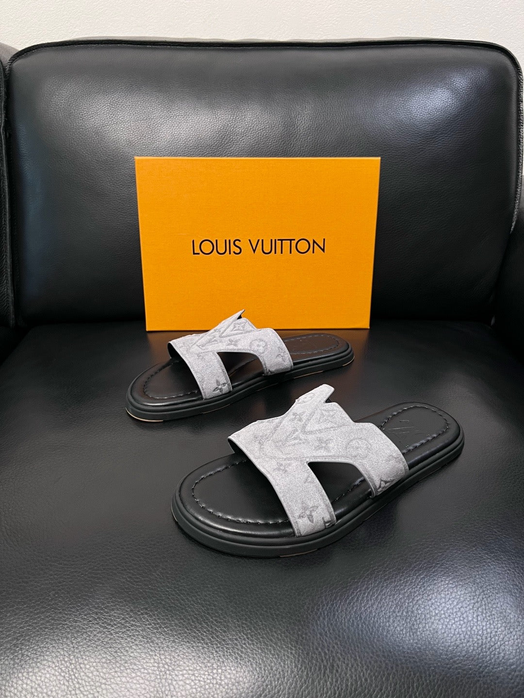 LOUIS VUITTON SLIDES MEN